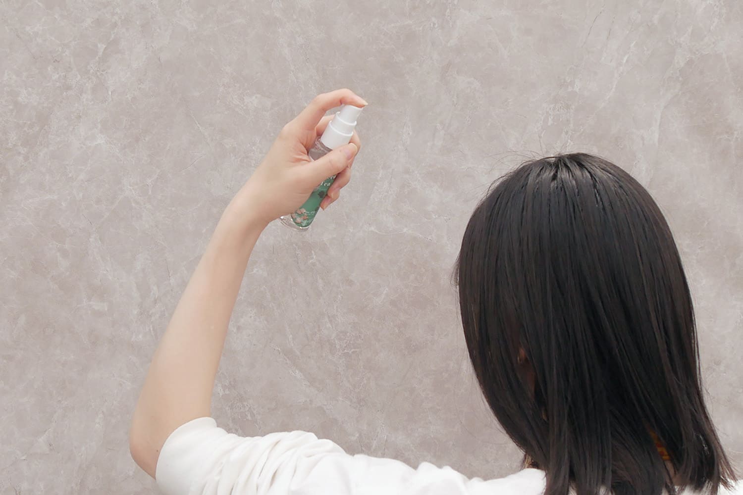 PERFUMERS Hair&Body Mistを髪の毛に吹きかけている様子