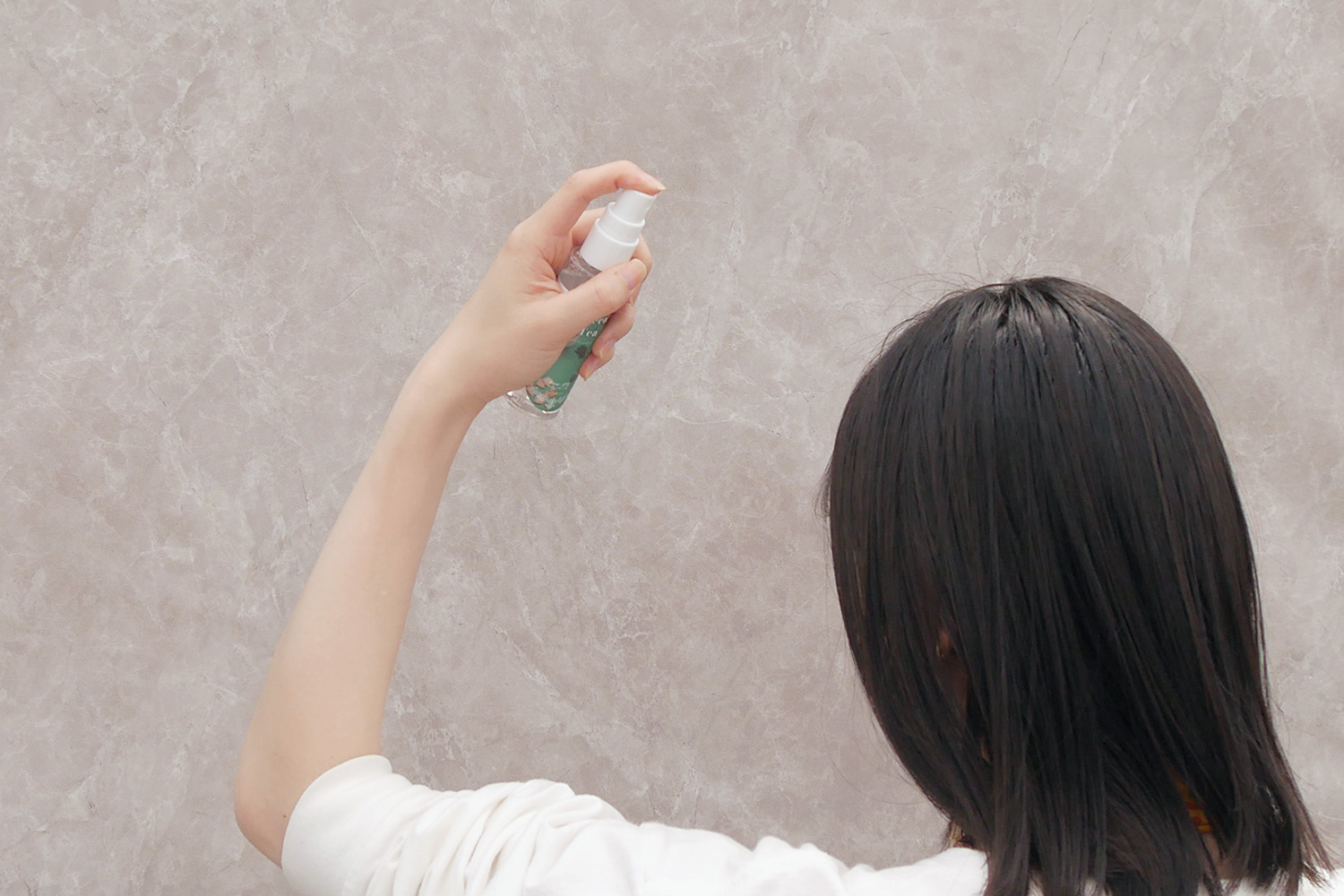 PERFUMERS Hair&Body Mistを髪の毛に吹きかけている様子