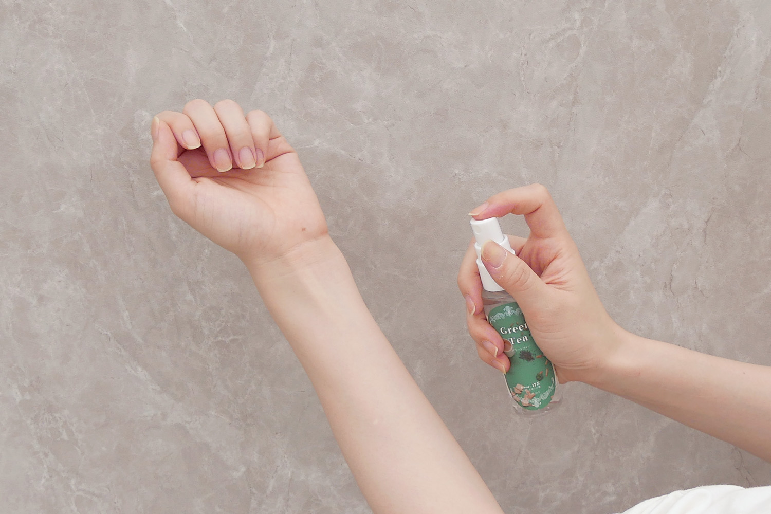 PERFUMERS hair&body mistを手首に吹きかけている様子
