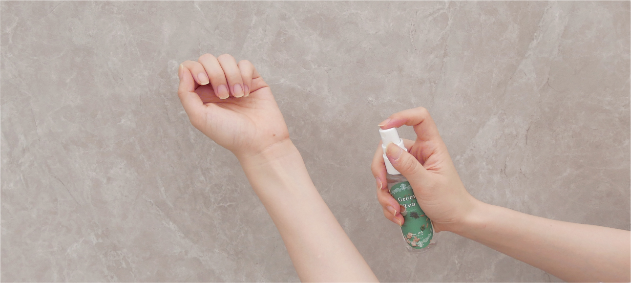 PERFUMERS hair&body mistを手首に吹きかけている様子